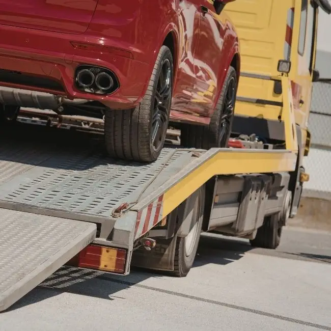 Auto caricata su un carro attrezzi della Rottamazione auto gratis Roma